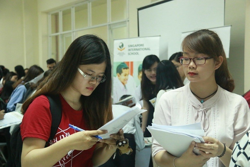 Sinh viên năm cuối Trường ĐH Sư phạm Hà Nội tìm kiếm cơ hội việc làm. Ảnh: Thanh Hùng