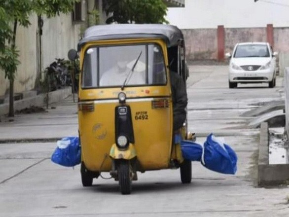 Thi thể bệnh nhân COVID-19 được chở tới chỗ chôn bằng xe tuk tuk.