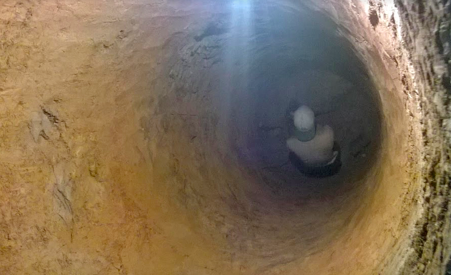 Nghề đào giếng, nghe thì tưởng chừng như đơn giản, nhưng chỉ có những người phu đào mới hiểu nhọc nhằn ra sao...