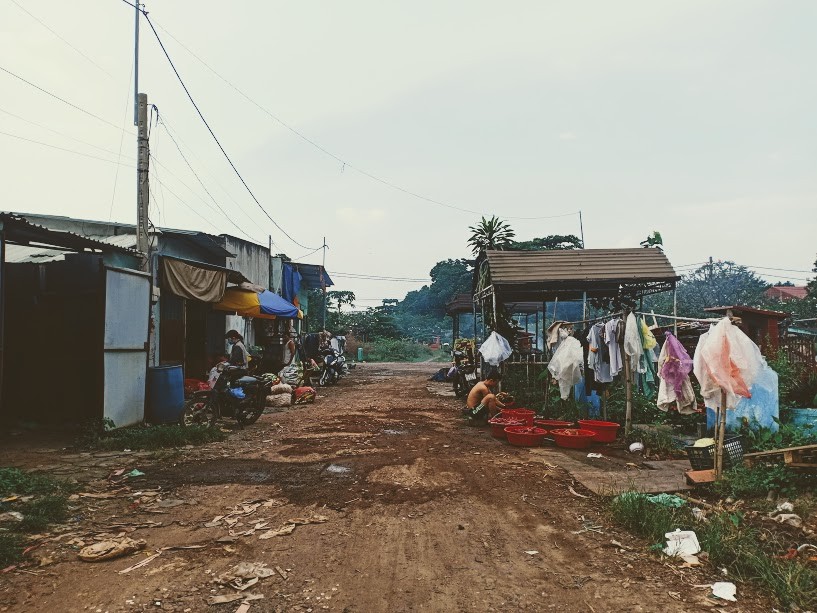 Tận dụng những khoảng đất trống của các ngôi mộ đã được bốc đi bên trong nghĩa trang Bình Hưng Hoà, nhiều người cất nhà/ chòi sinh hoạt và sống tạm. Ảnh: Bùi Kiều Trang