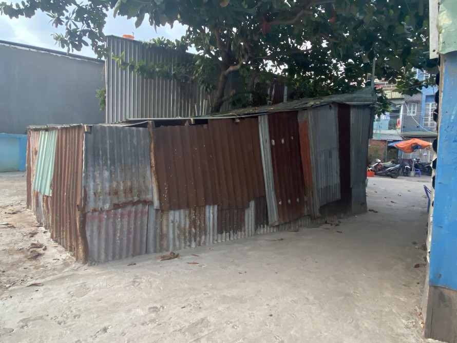 Ngôi nhà nằm trên đất công nên không thể cất nhà, chỉ được lợp những miếng tôn tạm bợ. Ảnh: Nguyễn Nhi