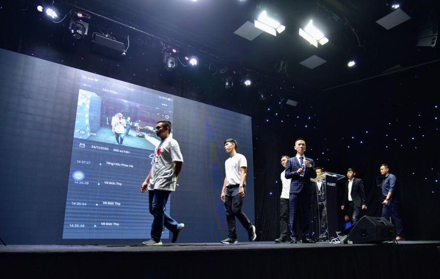 Tiến hành vận hành AI Camera tại buổi lễ ra mắt.