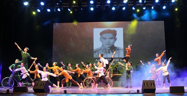"Bước chân trên dải Trường Sơn" - một tiết mục giàu ý nghĩa của Nhà hát nghệ thuật tỉnh Vĩnh Phúc sẽ tham dự Liên hoan. Ảnh: hanoimoi