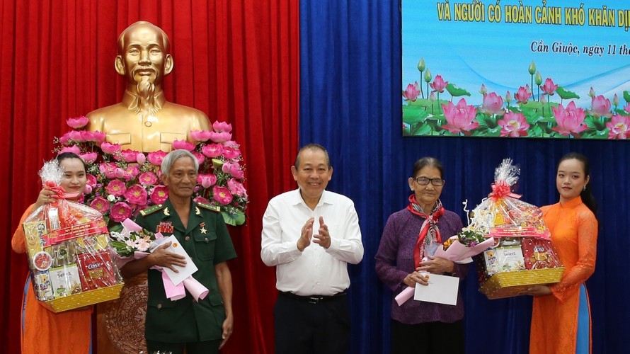 Phó Thủ tướng Thường trực Chính phủ Trương Hòa Bình trao quà cho Anh hùng lực lượng vũ trang và Mẹ Việt Nam Anh hùng tại huyên Cần Giuộc, tỉnh Long An