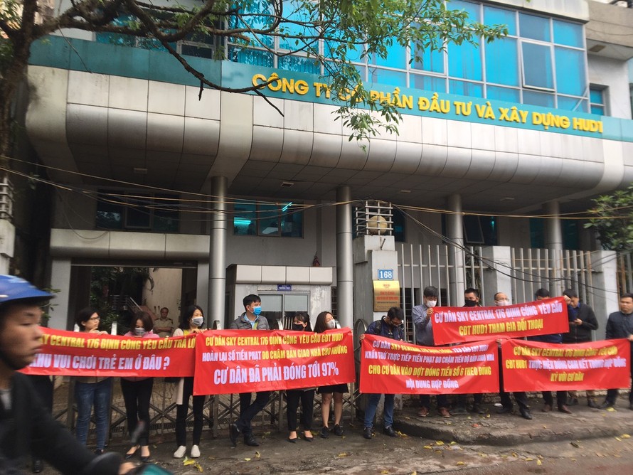 Khách hàng Tòa chung cư Sky Central căng băng rôn tại trụ sở Công ty HUD1 (168 Giải Phóng, Hà Nội) yêu cầu đối thoại nhưng không được tiếp. 