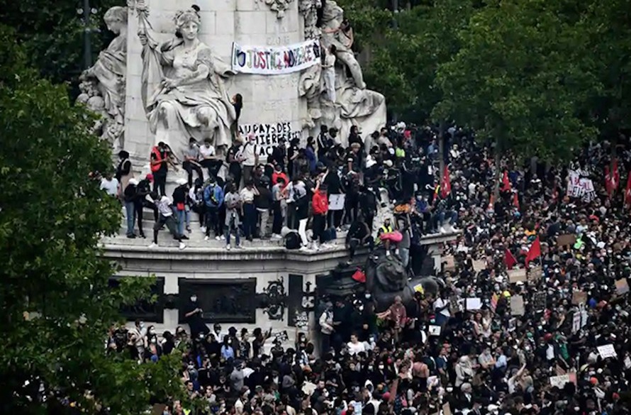 Biểu tình phản đối phân biệt chủng tộc sau cái chết của công dân da màu Mỹ George Floyd. Ảnh: AFP