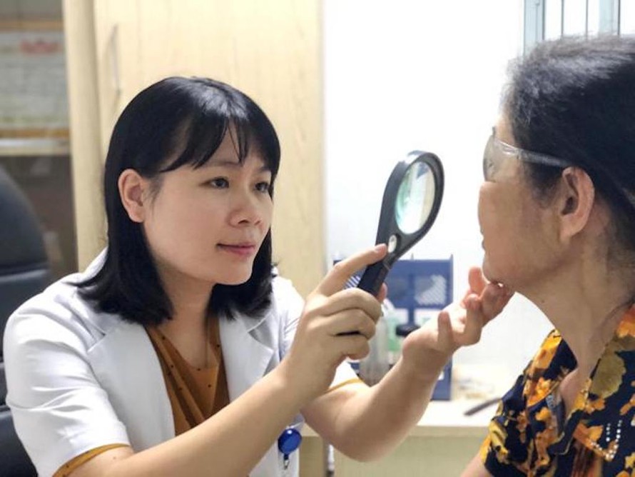 BS. Giang thăm khám cho bệnh nhân viêm da tiếp xúc do kiến khoang.