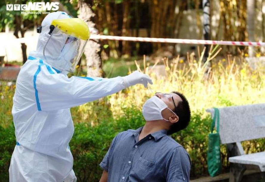 Ngành Y tế Đà Nẵng lấy mẫu xét nghiệm COVID-19 cho cán bộ in sao đề thi THPT 2020 đợt 2.