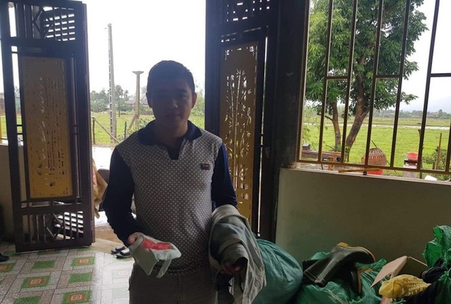 Anh Đào Xuân Minh trả lại 2 chỉ vàng tìm thấy trong túi áo bò cũ.