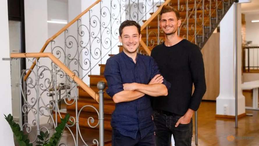 Hai người đồng sáng lập Limehome là Lars Staebe (trái) và Josef Vollmayr. Ảnh: channelnewsasia.com