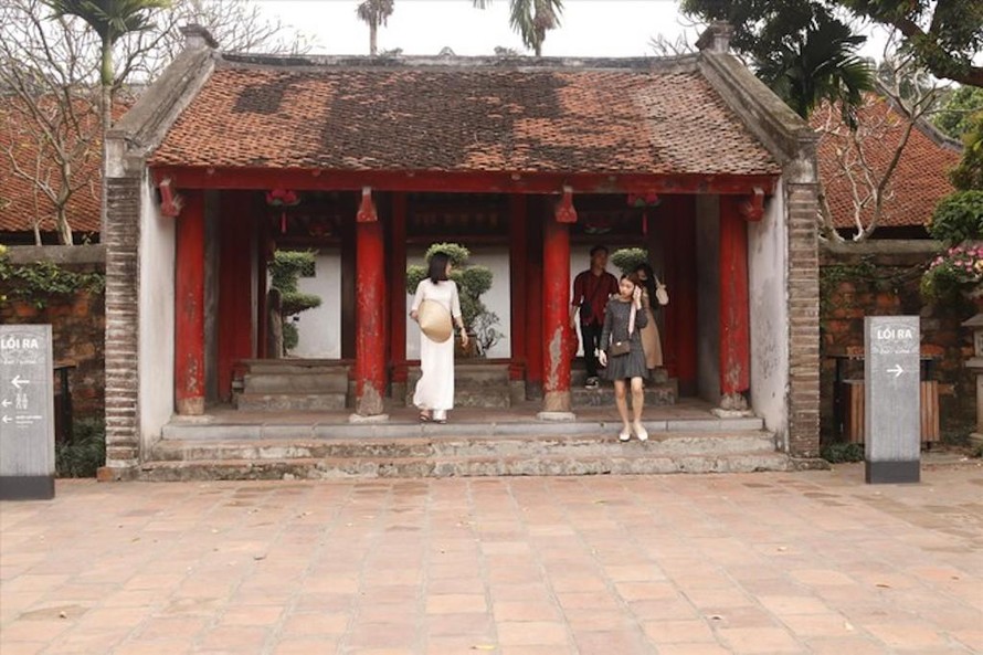 Văn Miếu-Quốc Tử Giám chỉ có lác đác vài du khách. 