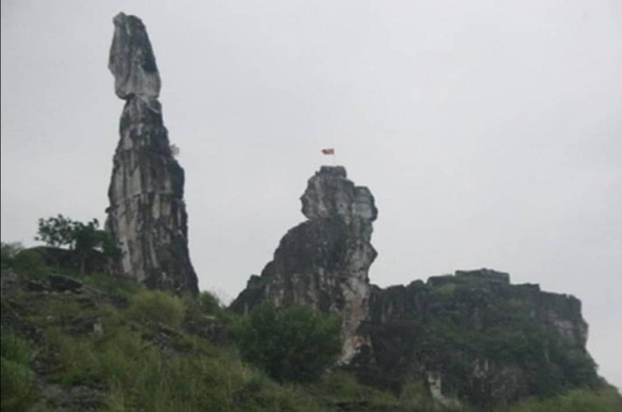 Di tích Hòn Vọng phu trước khi bị sét đánh gây sạt lở.