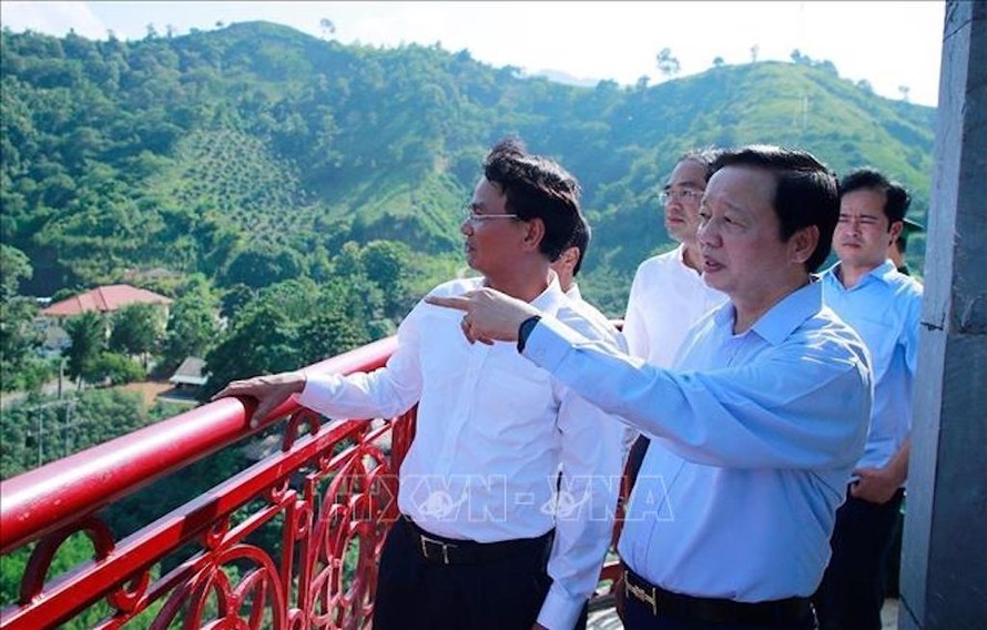  Phó Thủ tướng Trần Hồng Hà tặng quà cho cán bộ, chiến sỹ Đồn Biên phòng Trịnh Tường (Bát Xát). Ảnh: Quốc Khánh - TTXVN Phó Thủ tướng Trần Hồng Hà thị sát trên đỉnh cột cờ Lũng Pô (Bát Xát). Ảnh: Quốc Khánh - TTXVN Bí thư Tỉnh uỷ Lào Cai tặng Phó Thủ tướng Trần Hồng Hà lá cờ được thượng cờ ngày 2/9/2023 tại Cột cờ Lũng Pô, rộng 25 m2 tượng trưng cho 25 dân tộc cùng chung sống trên địa bàn tỉnh biên giới Lào Cai. Ảnh: Quốc Khánh - TTXVN Phó Thủ tướng Trần Hồng Hà dâng hương tại nhà tưởng niệm Chủ tịch Hồ Chí Minh. Ảnh: Quốc Khánh - TTXVN Phó Thủ tướng Trần Hồng Hà tặng quà cho cán bộ, chiến sỹ Đồn Biên phòng Trịnh Tường (Bát Xát). Ảnh: Quốc Khánh - TTXVN Phó Thủ tướng Trần Hồng Hà thị sát trên đỉnh cột cờ Lũng Pô (Bát Xát). 