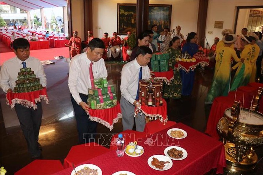 Các đồng chí lãnh đạo tỉnh Đồng Tháp dâng mâm phẩm vật tại lễ Giỗ lần thứ 94 cụ Phó Bảng Nguyễn Sinh Sắc. 