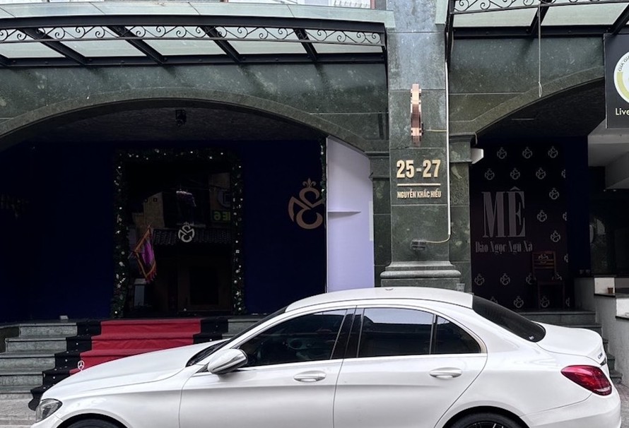 Nằm rất gần trụ sở UBND phường Trúc Bạch, hộ kinh doanh đồ uống có tên Mê Lounge (27 Nguyễn Khắc Hiếu, phường Trúc Bạch, quận Ba Đình, Hà Nội) hoạt động như một vũ trường "trá hình" với nhiều dấu hiệu sai phạm.