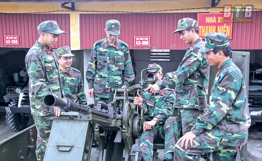 Cán bộ, chiến sĩ Đại đội Thiết giáp 22, Bộ Chỉ huy Quân sự tỉnh huấn luyện làm chủ vũ khí, trang bị. (Ảnh minh hoạ)