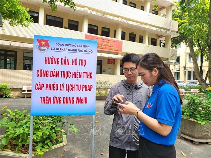 Đoàn viên thanh niên Sở Tư pháp hướng dẫn công dân thực hiện cấp Phiếu Lý lịch tư pháp trên VNeID. 