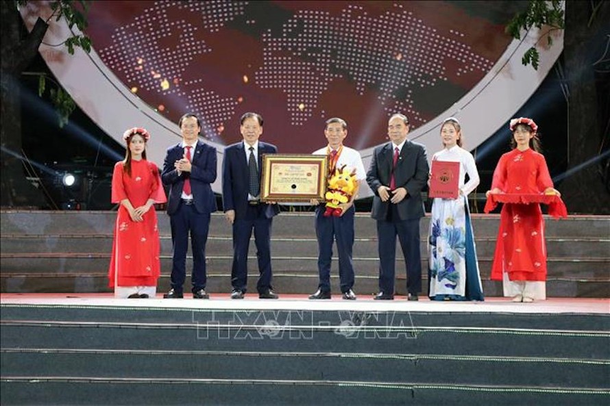 Tổ chức Kỷ lục Việt Nam - Trung ương Hội Kỷ lục gia Việt Nam trao quyết định Khu công nghiệp đầu tiên tại Việt Nam xây dựng Không gian văn hóa về Đại tướng Võ Nguyên Giáp. 