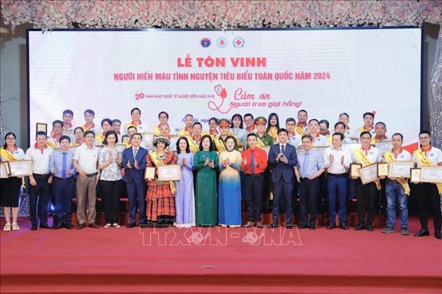 Ban tổ chức tặng Bằng khen và tôn vinh người hiến máu tiêu biểu năm 2024.