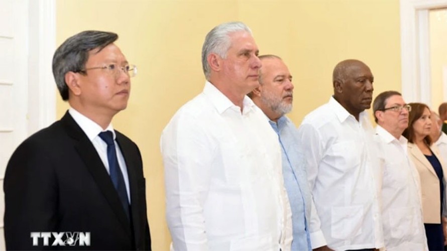 Bí thư thứ Nhất Ban Chấp hành Trung ương Đảng, Chủ tịch Cuba Miguel Díaz-Canel Bermúdez (thứ hai từ trái sang) và các đồng chí: Ủy viên Bộ Chính trị, Thủ tướng Manuel Marrero Cruz, Phó Chủ tịch Quốc hội Ana María Mari Machado, Ủy viên Bộ Chính trị, Bộ trưởng Ngoại giao Bruno Rodríguez Parilla và Đại sứ Việt Nam Lê Quang Long (Ngoài cùng bên trái) viếng Tổng Bí thư Nguyễn Phú Trọng. 