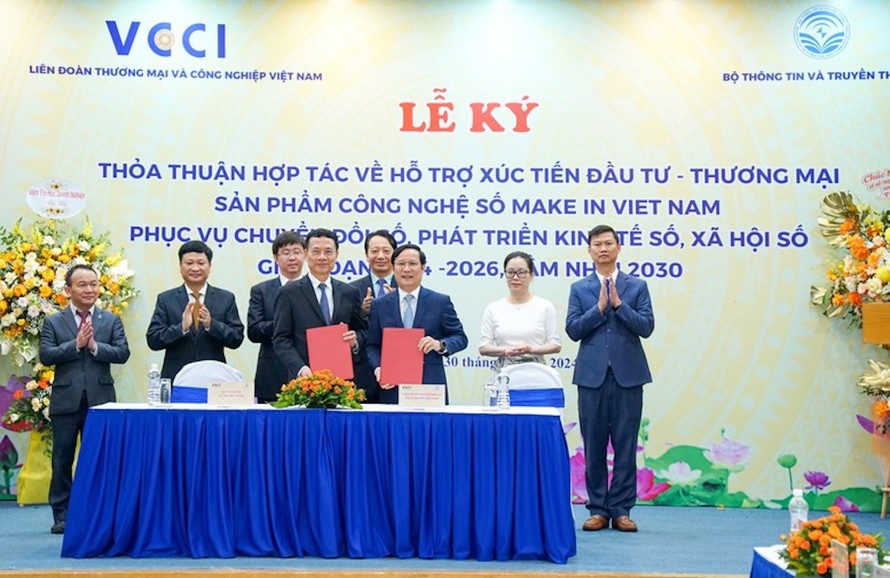 Bộ Thông tin và Truyền thông ký thỏa thuận hợp tác với Liên đoàn Thương mại và công nghiệp Việt Nam về hỗ trợ xúc tiến đầu tư, thương mại sản phẩm công nghệ số Make in Viet Nam