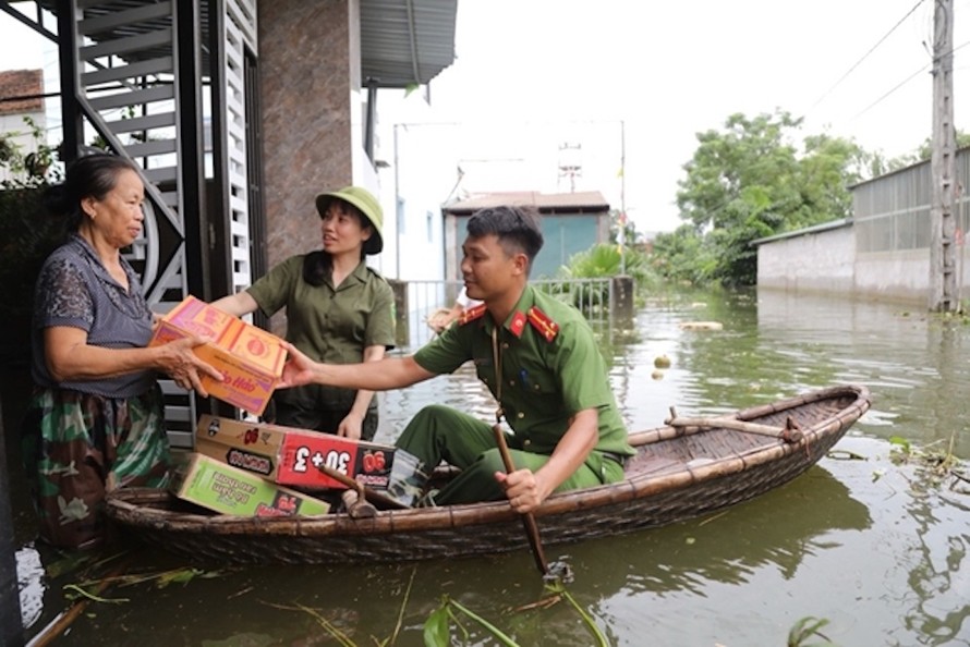 Người dân ở "rốn lũ" huyện Chương Mỹ được hỗ trợ nhu yếu phẩm. 