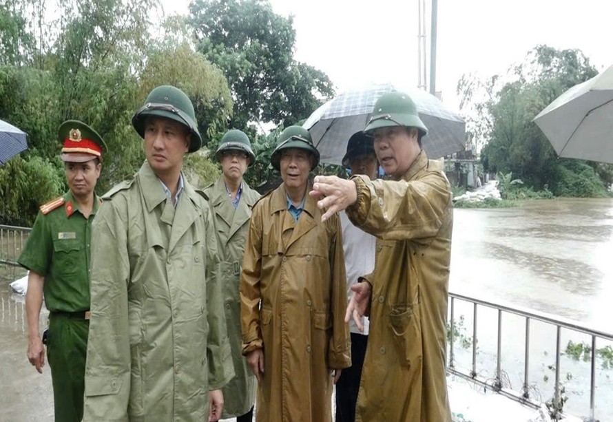 Ban Chỉ huy Phòng chống lụt bão xã Hợp Tiến cùng TUV, Bí thư Huyện ủy Mỹ Đức Nguyễn Anh Dũng đi kiểm tra trực tiếp tại các nơi xung yếu.