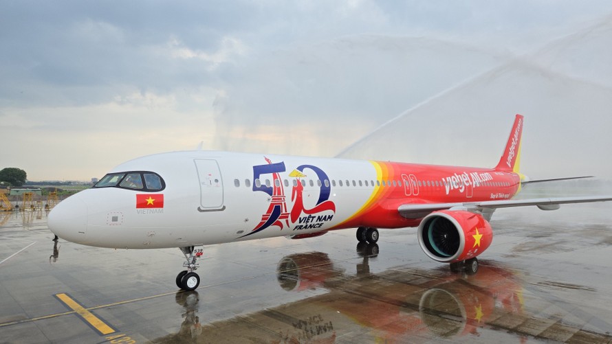 Tàu bay A321 mang hình ảnh biểu tượng kỷ niệm 50 năm quan hệ ngoại giao Việt Nam - Pháp tại sân bay Tân Sơn Nhất