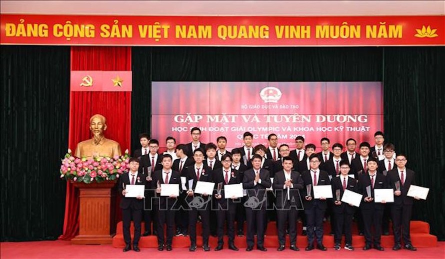 Tuyên dương học sinh đoạt giải Olympic và Khoa học kỹ thuật quốc tế năm 2024. 