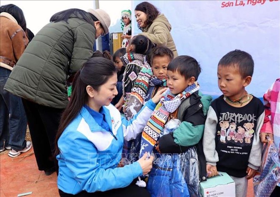 Tặng áo ấm, khăn ấm, hộp đựng cơm cho học sinh tại điểm trường Tảo Ván, Trường phổ thông Dân tộc bán trú Tiểu học Chiềng Công, xã Chiềng Công, huyện Mường La. 