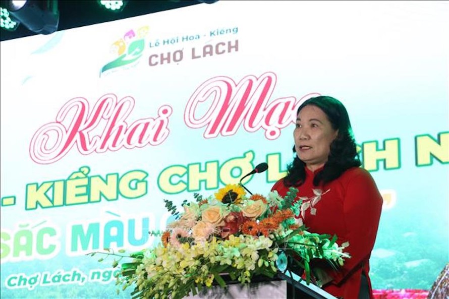 Phó Chủ tịch UBND tỉnh Bến Tre Nguyễn Thị Bé Mười phát biểu tại lễ khai mạc Lễ hội Hoa - Kiểng Chợ Lách năm 2025. 