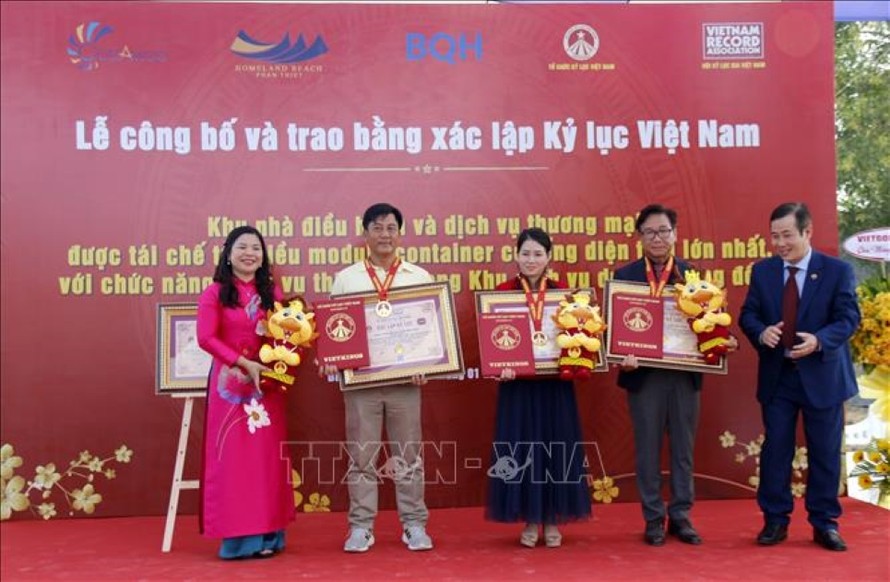 Trao Bằng xác lập kỷ lục cho Khu nhà điều hành và dịch vụ thương mại được tái chế từ container có tổng diện tích lớn nhất, với chức năng hoàn chỉnh trong Khu dịch vụ du lịch cộng đồng. Ảnh: TTXVN 