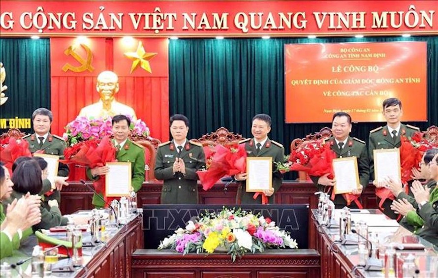 Trao quyết định cho các cán bộ xung phong nghỉ hưu trước tuổi. 