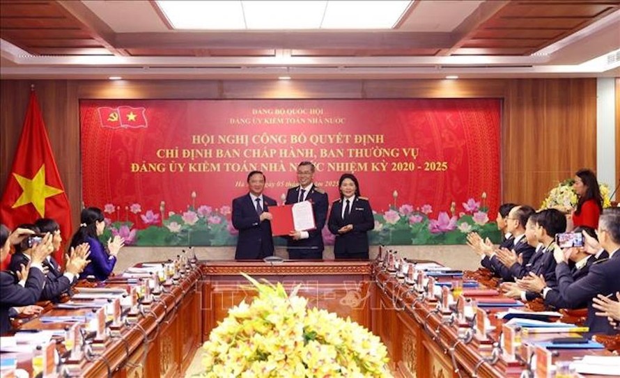 Phó Chủ tịch Quốc hội Nguyễn Khắc Định trao Quyết định chỉ định Ban chấp hành, Ban Thường vụ, Bí thư, Phó Bí thư Đảng ủy Kiểm toán Nhà nước nhiệm kỳ 2020-2025. 
