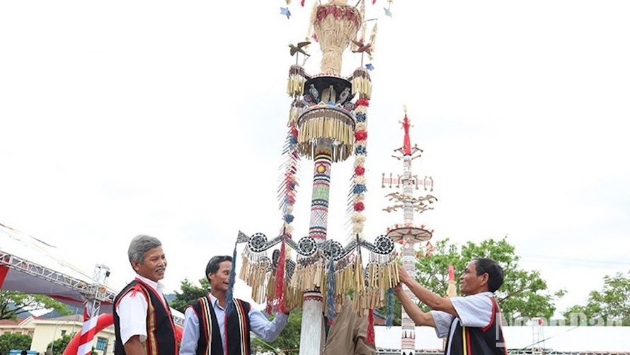 Nghệ thuật trang trí cây nêu thể hiện bản sắc văn hóa riêng biệt, mang đậm dấu ấn của cộng đồng dân tộc Co, huyện Trà Bồng. 
