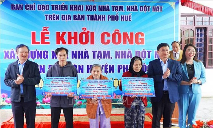 Lãnh đạo thành phố Huế trao tặng kinh phí xây dựng nhà ở cho các hộ dân có điều kiện khó khăn. 