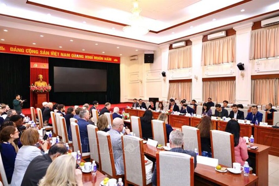 Quang cảnh buổi làm việc.