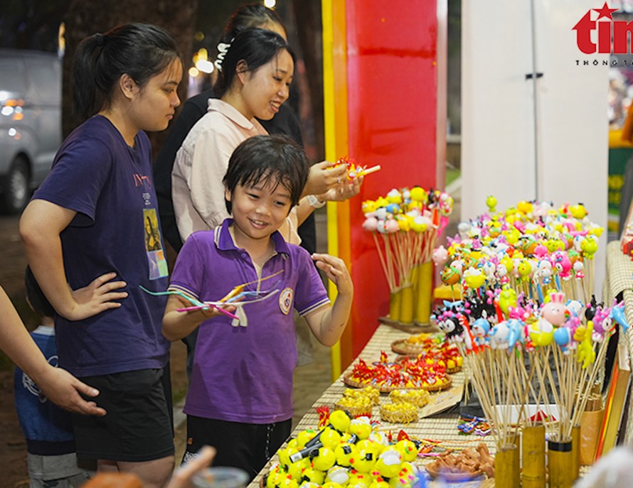 Du khách trải nghiệm tại các gian hàng. 