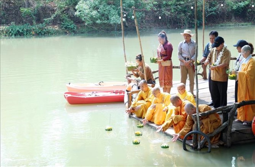 Nghi lễ thả đèn hoa đăng trên sông tại Tết cổ truyền Bunpimay - Lào Phật lịch 2568 năm 2025 ở huyện Buôn Đôn, tỉnh Đắk Lắk.