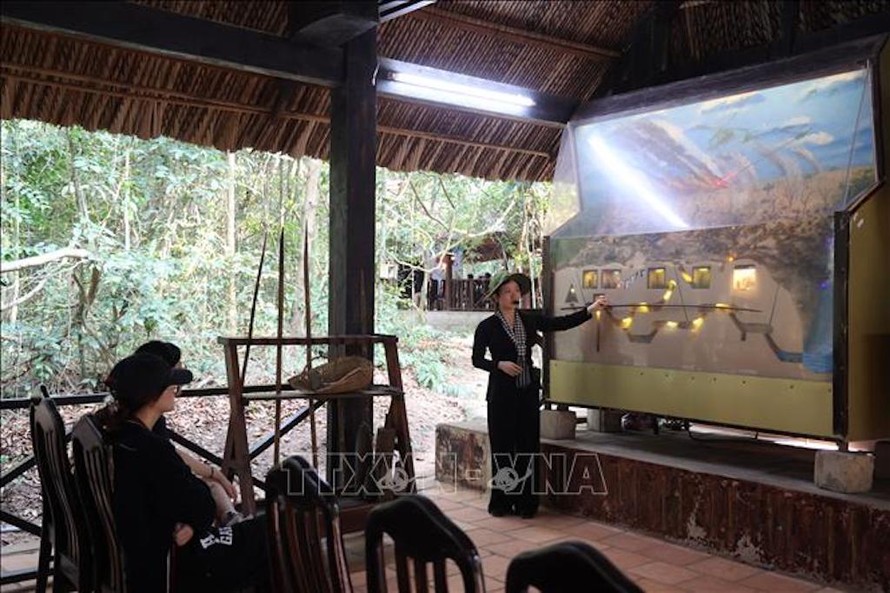Hướng dẫn viên giới thiệu kết cấu của toàn bộ Địa đạo Củ Chi với du khách. 