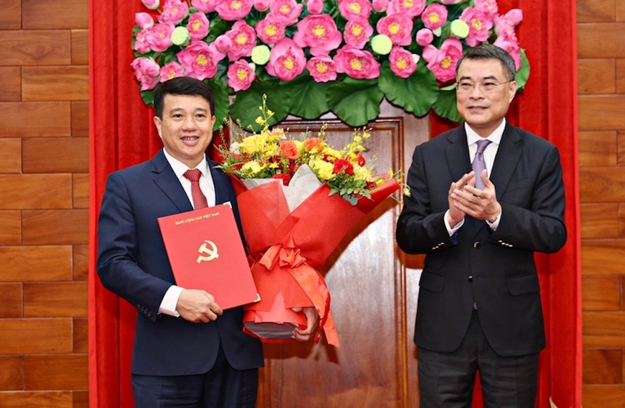 Trưởng Ban Tổ chức Trung ương Lê Minh Hưng trao Quyết định, chúc mừng ông Y Thanh Hà Niê K’đăm nhận trọng trách mới.