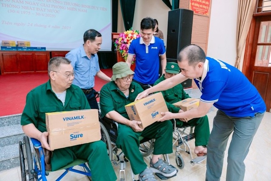 Vinamilk trao quà, thăm hỏi hơn 650 thương bệnh binh nhân dịp 50 năm ngày thống nhất đất nước
