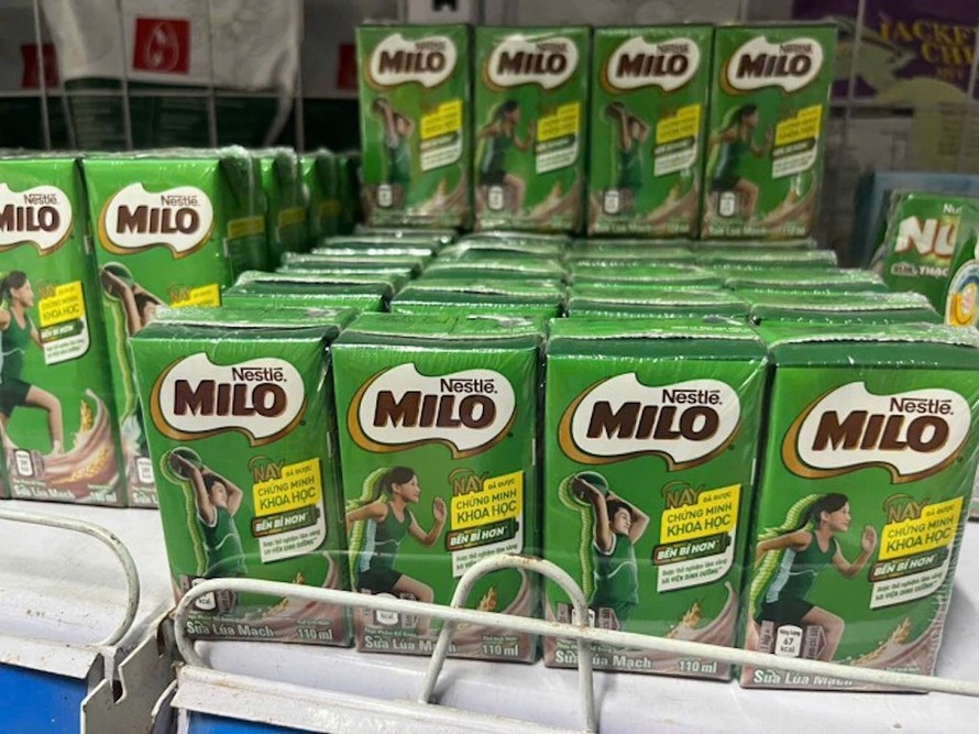 Sản phẩm sữa lúa mạch Nestlé Milo có nội dung quảng cáo: “Nay đã được chứng minh khoa học bền bỉ hơn. Được thử nghiệm lâm sàng bởi Viện Dinh dưỡng”. 