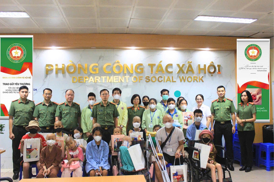 Khoa An ninh chính trị nội bộ - Học viện An ninh nhân dân đã nhận được sự quan tâm, đồng hành của các nhà hảo tâm là cán bộ, chiến sĩ Công an nhân dân trong hoạt động thiện nguyện vô cùng ý nghĩa này. (Ảnh: Khoa An ninh chính trị nội bộ)