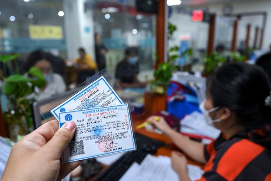 Chỉ cấp thẻ bảo hiểm y tế giấy với trường hợp không thể cài đặt VssID, VNeID và không có căn cước công dân có gắn chip. (Ảnh minh họa)