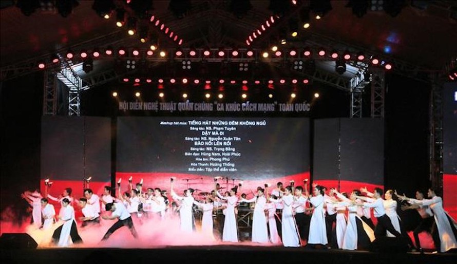 Chương trình nghệ thuật đặc sắc qua phần biểu diễn của các nghệ sĩ, diễn viên đến từ Trung tâm Văn hoá Nghệ thuật tỉnh An Giang. 