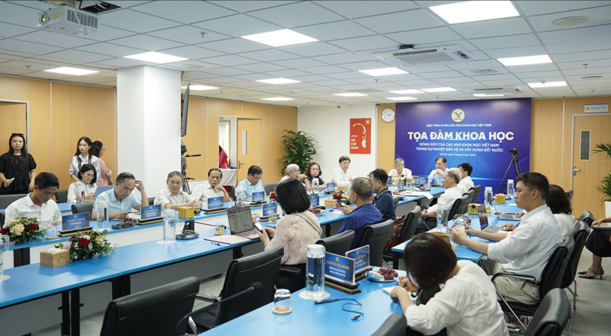 Tọa đàm có sự tham gia của nhiều các nhà khoa học đầu ngành đến dự.