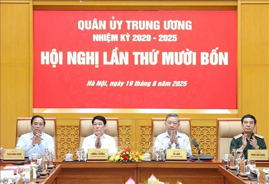 Tổng Bí thư Tô Lâm, Chủ tịch nước Lương Cường, Thủ tướng Phạm Minh Chính và Bộ trưởng Bộ Quốc phòng Phan Văn Giang dự hội nghị.