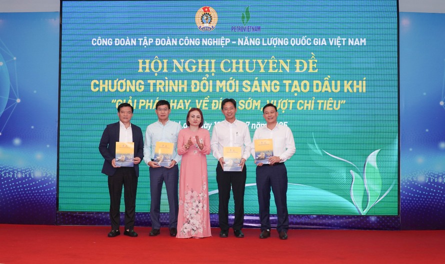 Đại diện PV GAS nhận khen thưởng cho đơn vị có phong trào “Đổi mới sáng tạo Dầu khí”.
