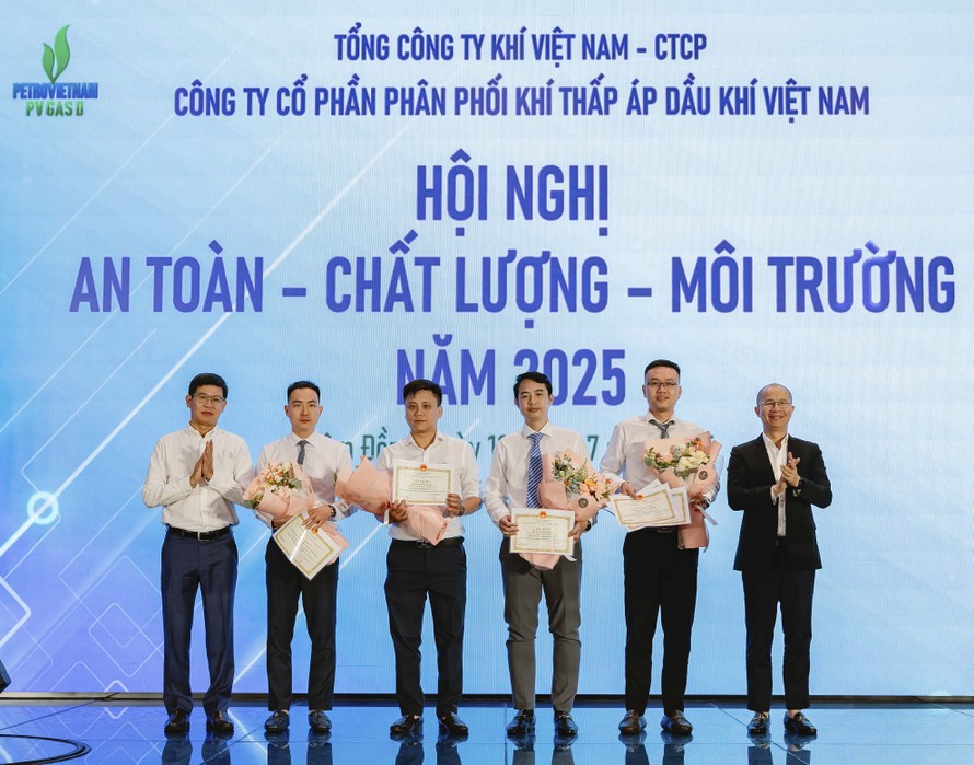 Ông Lê Minh Hải – Bí thư Đảng ủy, Chủ tịch Hội đồng quản trị Công ty vinh danh các cá nhân PV GAS D có thành tích cao trong công tác ATCLMT.